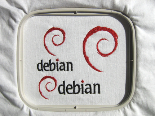 Hímzett Debian logók